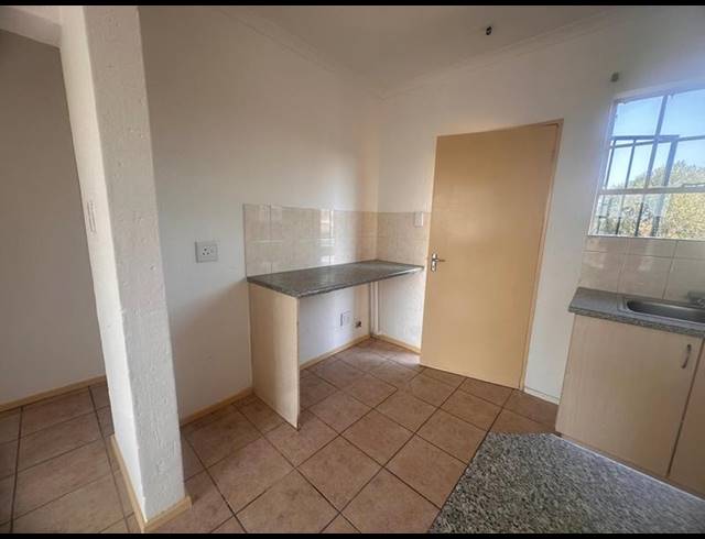 2 BEDROOM APARTMENT FOR SALE IN HEUWELSIG ESTATE